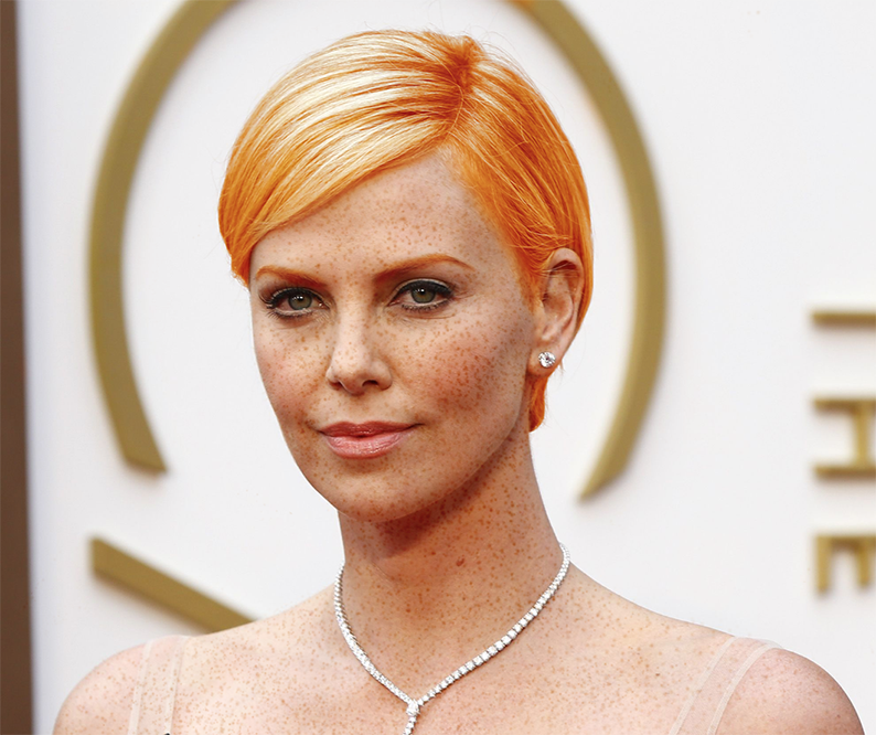 Charlize Theron rousse